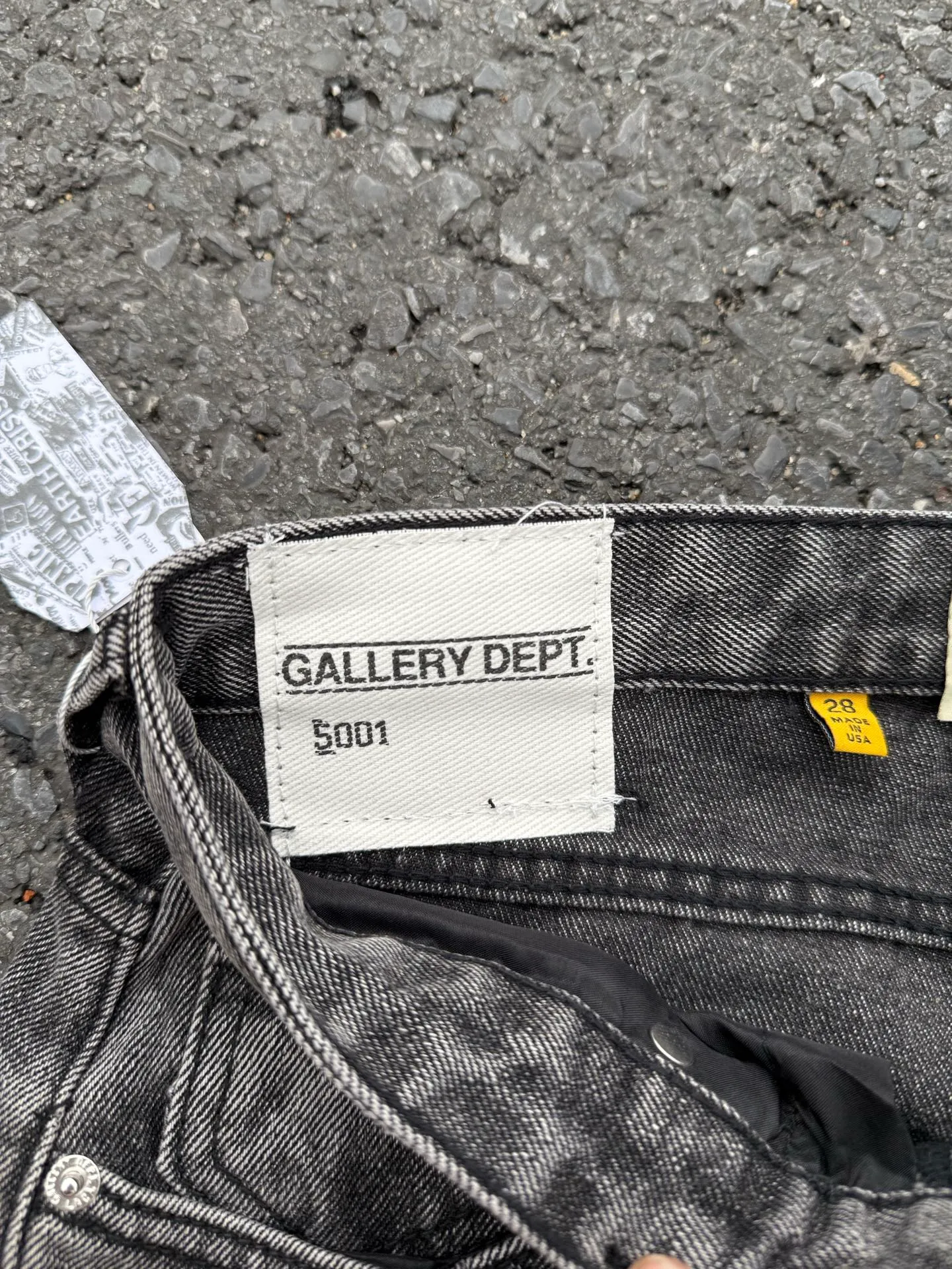 #8212 P246💰 GALLERY DEPT. LA Flared The first generation of Vintage spliced loose washed flared jeans - The original version is purchased and patterned to truly restore the ultimate texture of Vintage - The original hardware accessories, washed and other elevators, QR code analysis are all purchased from the original factory, high degree of restoration, you are welcome to compare with a certain product ~ - Three-dimensional version, loose and comfortable, not picky about the figure, taller and slimmer, factory Seiko, original factory quality control, same style for men and women, can be matched with couples Versatile recommendation: must-have jeans for all seasons - Sizes: 28 30 32 34 36
